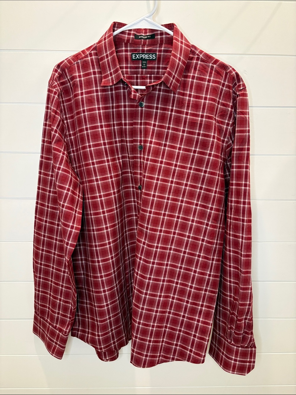 Express Red & White Plaid Long-Sleeve Button-Down Shirt 100 percent cotton